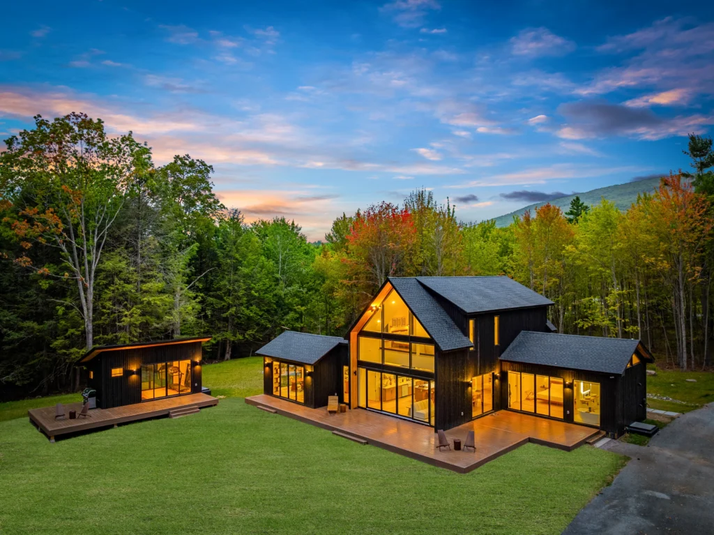 Modern house made of Thermory Ignite and Benchmark Pine surrounded by nature